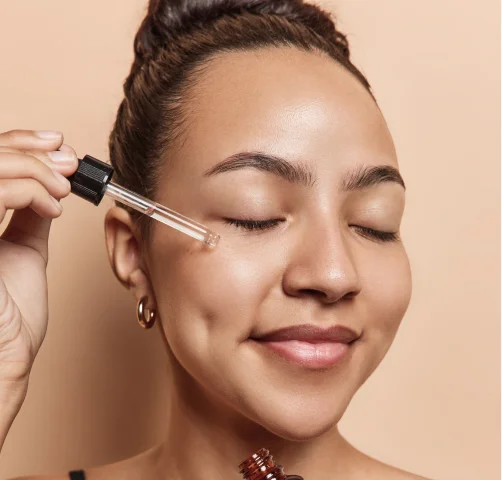 mulher-aplicando-produto-com-conta-gotas