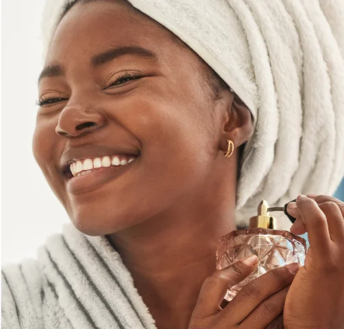 mulher-borrifando-perfume