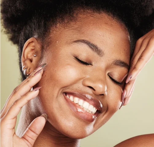 mulher-passando-mãos-no-rosto